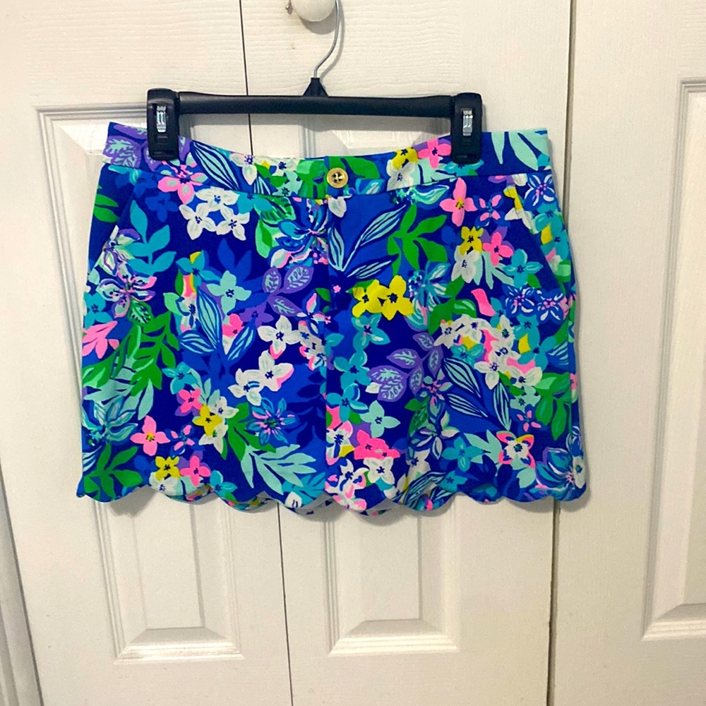 Lilly Pulitzer skort. Size 6. Worn twice. Beautiful condition.